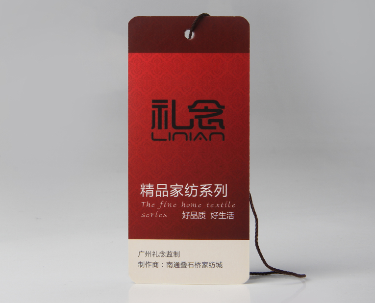衣服吊牌在定做時出幺蛾子，制造商這樣做不懼怕劃痕