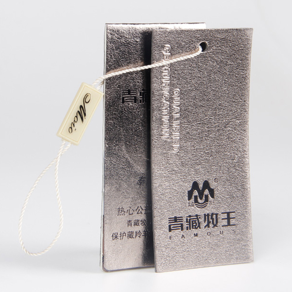 服裝紙牌生產廠家只是工序比普通紙品要少而已